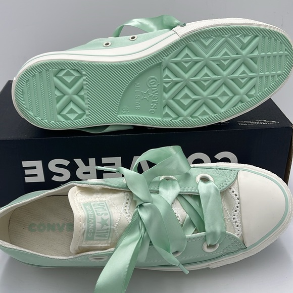 Converse WMNS CTAS LIFT OX
STICKY ALOE/EGRET/EGRET A10300C Platforms Sneakers - Picture 3 of 16